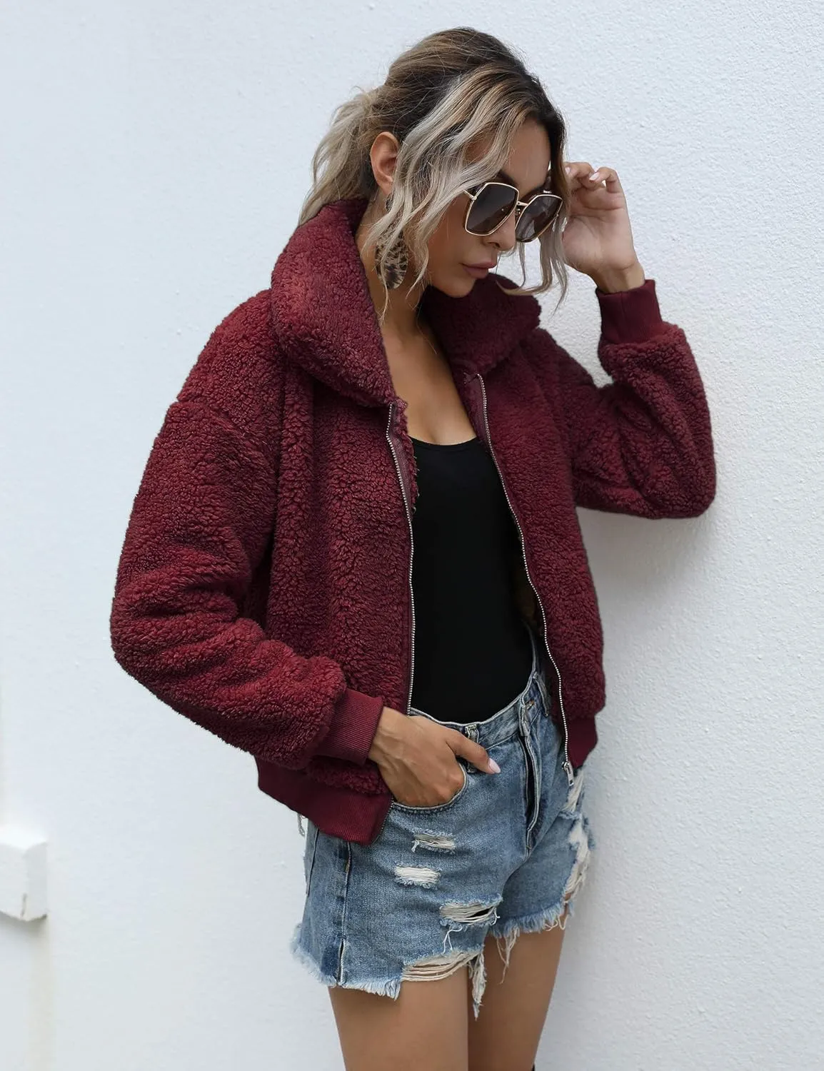 AKEWEI Women's Short Faux Fur Coat Casual Shaggy Jacket with Pockets Warm Winter Zip-Up Fluffy Outwear